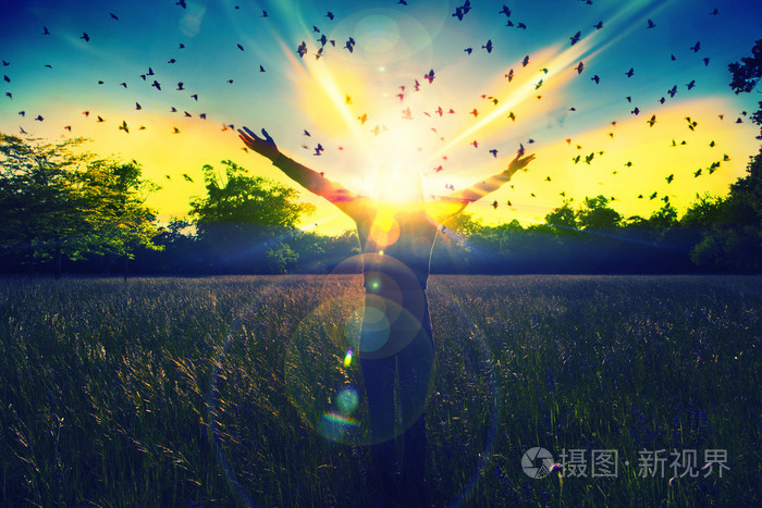 年轻女孩传播与喜悦和面对太阳,太阳问候, 自由理念,象征着自由和自由