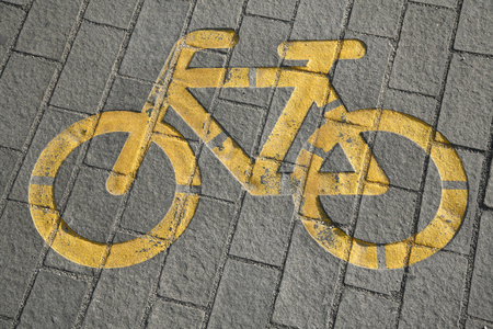 自行车和骑自行车的人在户外路牌