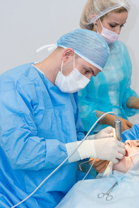 种植体植入术中的牙医