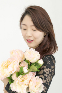 亚洲女人用束鲜花