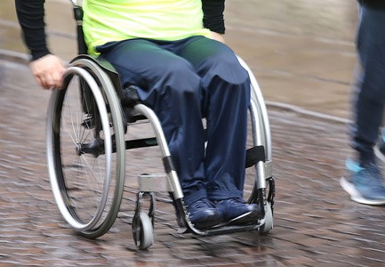 与竞争在轮椅上的残疾的运动员图片