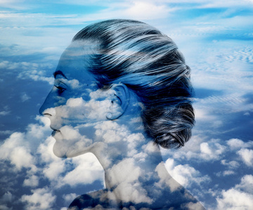 漂亮的女孩轮廓和 cloudscape 双曝光
