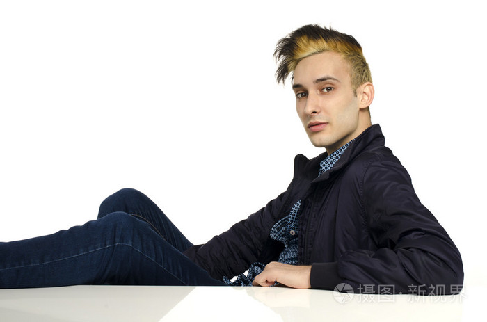 美丽的黑发傲慢男人,穿着一件黑色的外套,头发倒向火,发型,看起来酷的