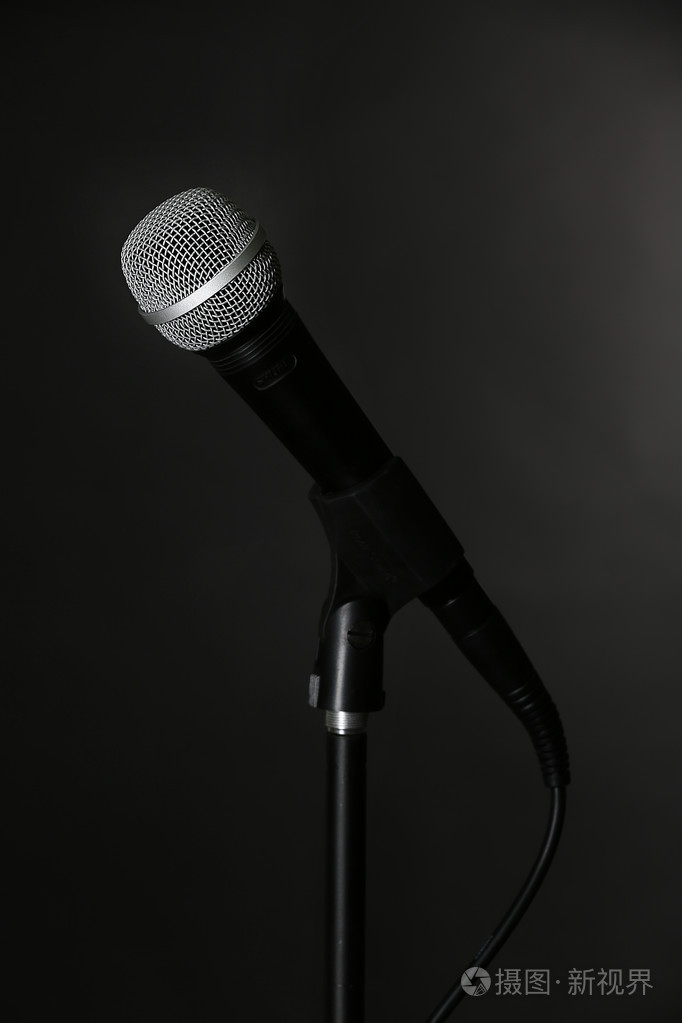 黑色背景上的立场上的麦克风