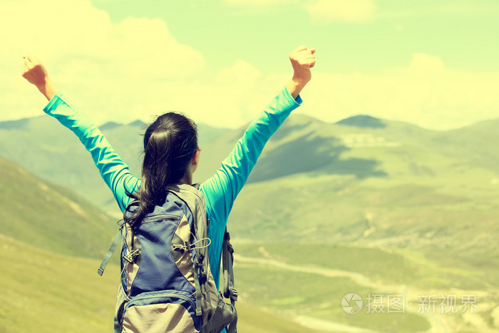 女人徒步旅行者张开双臂