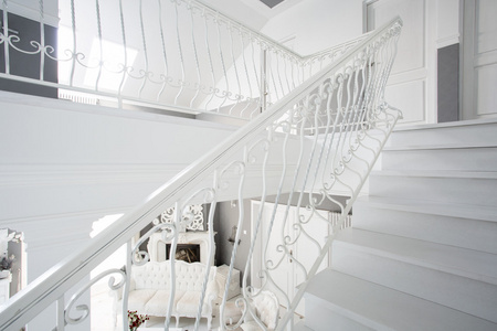 昂贵的房子里面的白色楼梯