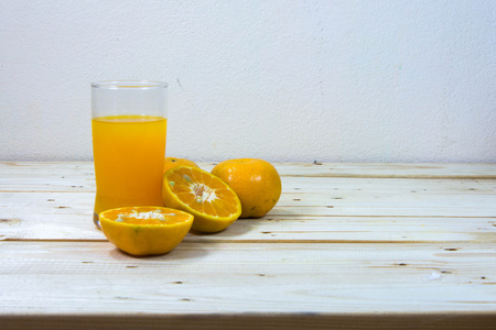 杯美味橙汁和的桔子上木制 t 片