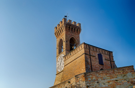 中世纪的雉堞状砖砌墙的钟塔