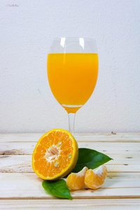 杯美味橙汁和的桔子上木制 t 片