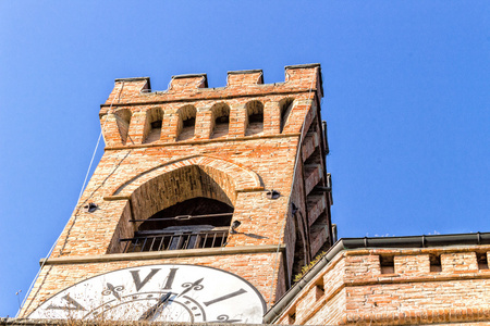 中世纪的雉堞状砖砌墙的钟塔