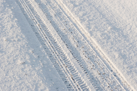 小径车在雪中