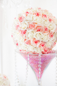 婚礼餐桌装饰和花香的中心