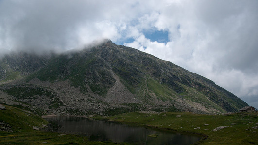 在阿尔卑斯山徒步旅行