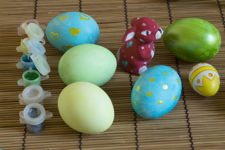 在复活节彩蛋和兔子，涂料的模式