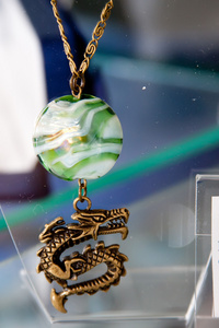 手工制作的首饰和五颜六色的玻璃微珠的钥匙链