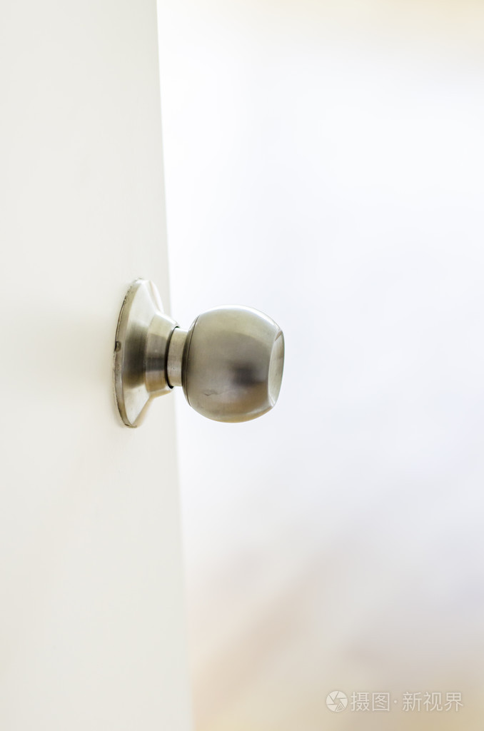 密切了白色半开的门进房间