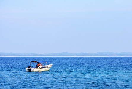 小船在海上