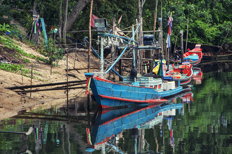 一艘渔船在泰国