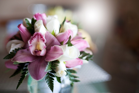 带着玫瑰和兰花的粉色婚礼花束图片