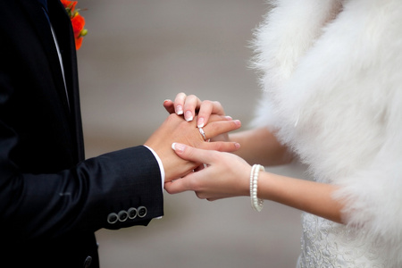 结婚戒指放新郎新娘