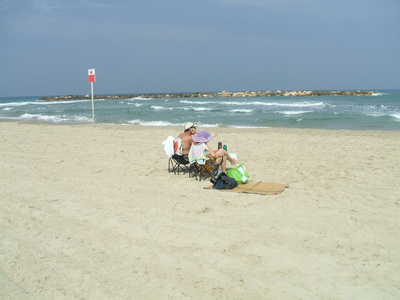 坐在海滩上的情侣