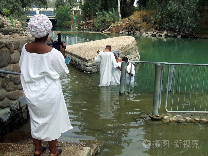 基督徒在洗礼站点在以色列施洗