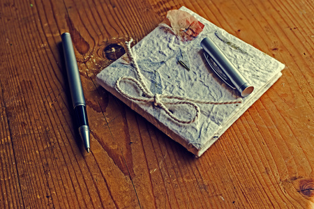 用笔在一张木桌上的旧日记回忆图片