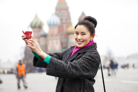 年轻漂亮的女人旅游拍照手机