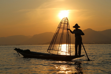 传统渔民在茵莱湖