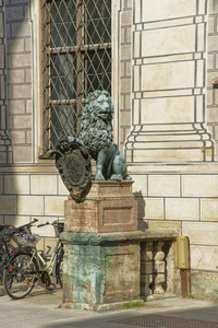在慕尼黑宫院里的狮子雕像