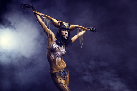 bodyart 和角的女人照片