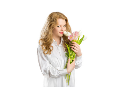 年轻的美丽女士，上面放着一个白色的背景花