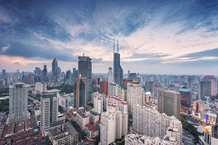 上海日出时的现代城市天际线