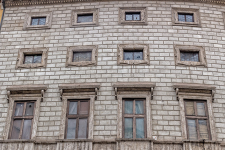 在罗马中心的历史建筑的窗户