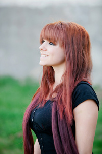 红头发的叛逆女孩