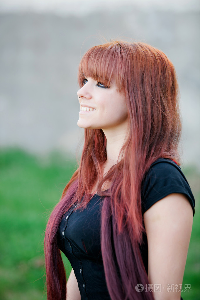 红头发的叛逆女孩