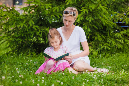 小女孩和她的母亲读一本书
