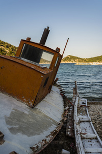 被遗弃的渔船上海滩，Alonissos，希腊