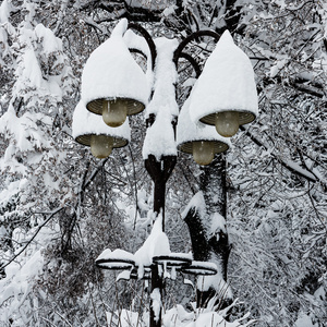 覆盖着厚厚的雪层的路灯