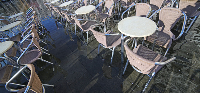 用水涨潮的露天咖啡馆的椅子