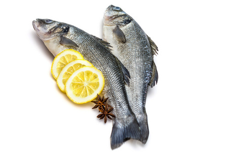 海鲈鱼上的鱼，白衣柠檬和八角茴香与背景
