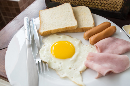 英式早餐煎蛋，培根，香肠