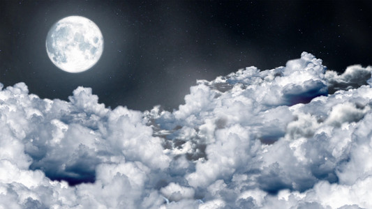 乌云密布的夜空的月亮和星星