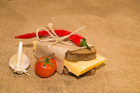 芝士三明治包在纸 樱桃西红柿和 garli