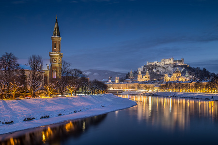 历史城市萨尔茨堡在黄昏时分，奥地利萨尔茨堡州的冬天