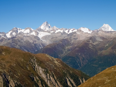 瑞士阿尔卑斯山，从努弗嫩视图传递