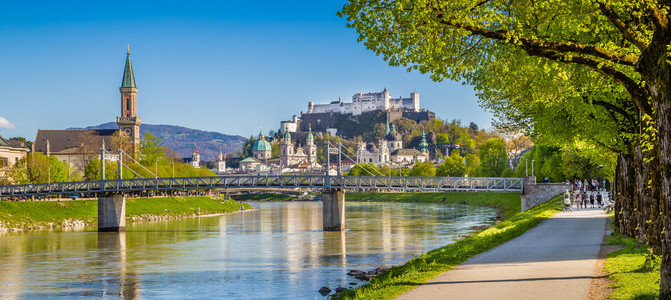 历史城市与 Salzach 河在夏季，奥地利萨尔茨堡