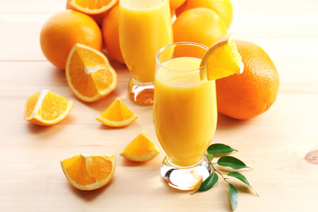 鲜榨的橙汁木制的桌子上