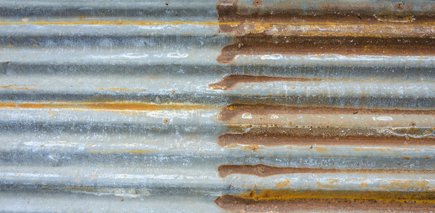 生锈的旧铁皮屋顶全照片