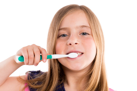 金发碧眼的孩子们缩进的女孩清洗牙齿牙刷